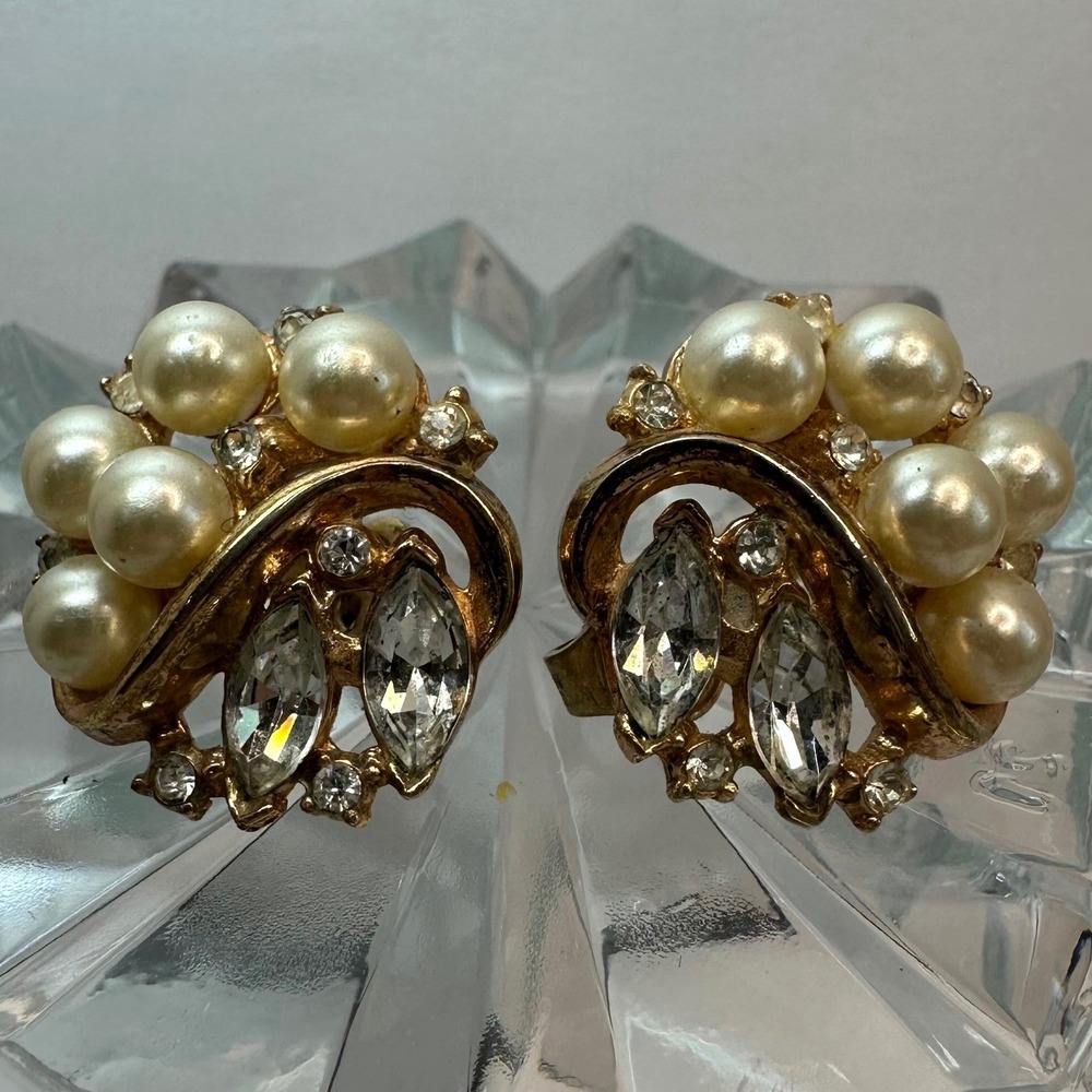 Trifari Women Clip On Earrings Gold Pearl Rhinestone Good Vintage Swirl Marquise